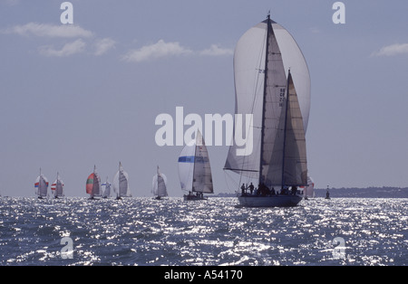 Beleuchtete Yachten racing unter SPI im Solent vor der Isle Of Wight-UK Stockfoto