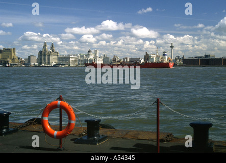 Über den Mersey-Riover von Birkenhead in Richtung Liverpool Stockfoto