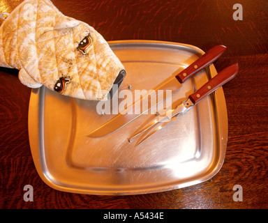 Carving-Set und einem isolierten Ofen Handschuh Edelstahl Stockfoto