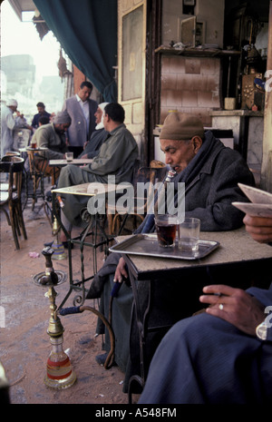 Painet hn1721 3168 Ägypten Mann Rauchen Shisha Pfeife Café Kairo Land sich entwickelnde Nation wirtschaftlich weniger entwickelte Kultur Stockfoto
