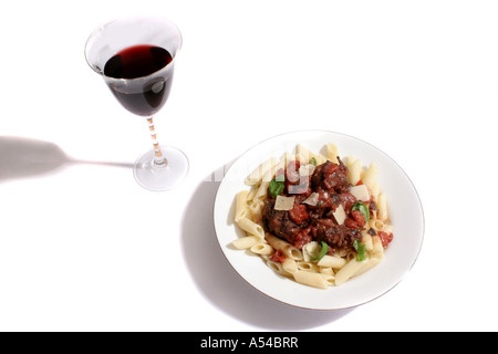 Italienisches gebackene Fleischbällchen, Pasta und ein Glas Rotwein. Stockfoto