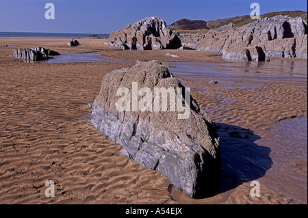 Felsvorsprung am Sandstrand nördlich von Woolacombe Beach, North Devon.  XPL 4788-449 Stockfoto