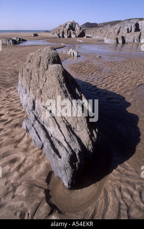 Felsvorsprung am Sandstrand nördlich von Woolacombe Beach, North Devon.  XPL 4789-449 Stockfoto