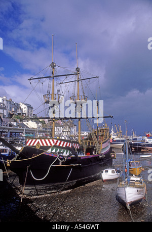 Bahnhof Stadt von Brixham, Devon. Haus von Sir Francis Drake replical Schiff die Golden Hind.  XPL 4728-443 Stockfoto