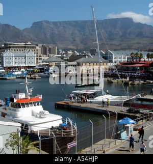 Kapstadt und den Tafelberg von der Victoria und Alfred Waterfront komplexen Südafrika RSA gesehen Stockfoto