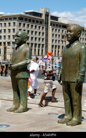 F W de Klerk und Nelson Mandela. Nobel Peace Prize Gewinner. Skulptur. Cape Town Südafrika RSA Stockfoto