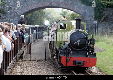 Irton Road, GBR, 20. Aug. 2005 - Zug der Ravenglass Bahn zwischen Ravenglass und Dalegarth für Stand in den See Distrct. Stockfoto