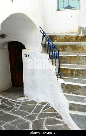 Malerische kleine Gässchen und Treppen in das Dorf Lefkes Insel Paros in Griechenland Stockfoto