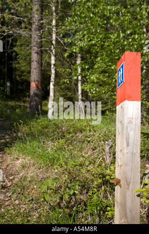 Aus Holz und rot lackierten Wandern route Wegweiser, Finnland Stockfoto