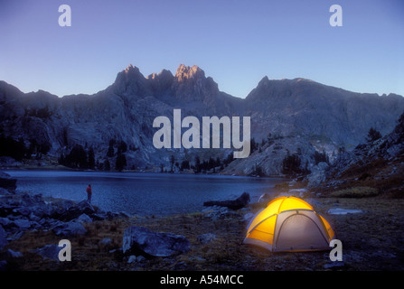 Camping Zelt an kleinen See und Berge in der Sierra Nevada von Kalifornien Stockfoto