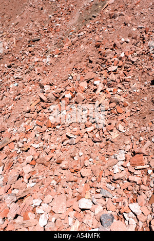 Abbruchnebenprodukte (Zement, Beton, Ziegel) sortiert und gestapelt zur Wiederverwendung als Deponie und Baumaterial Stockfoto