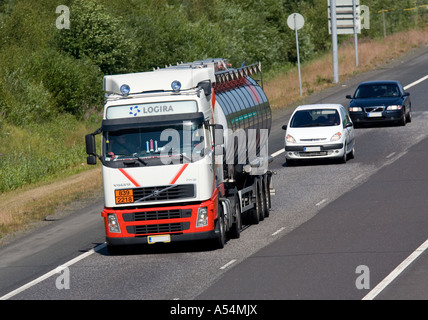 Tanker-LKW fahren auf der Autobahn, Finnland Stockfoto
