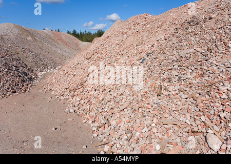 Abbrucharbeiten Nebenprodukte (Zement, Beton, Ziegel) sortiert und stapelt für die Wiederverwendung als Deponie und Baumaterial, Finnland Stockfoto