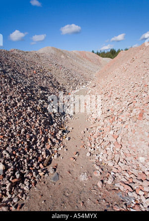 Bestandsaufnahme der Nebenprodukte von Abbrucharbeiten (Zement, Beton, Ziegel), zerkleinert und zur Wiederverwendung als Mülldeponie und Baumaterial gestapelt, Finnland Stockfoto