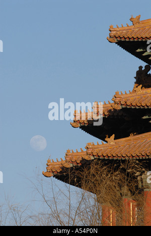 Verbotene Stadt Peking mit dem Mond im Hintergrund Stockfoto