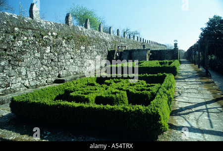 Das 17. Jahrhundert Gärten des Herrenhauses Pazo de Oca in Galicien Spanien mit Skulpturen Granit, Topiaries und Stein Boote Stockfoto