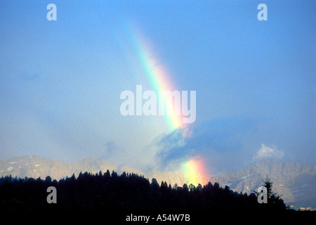 Regenbogen mit Wolke über die bayerischen Alpen in Deutschland Stockfoto