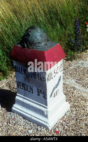 Meilenstein auf der Voie Sacree, in der Nähe von Verdun, Alsace Lorraine, Frankreich Stockfoto