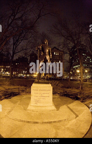 Peter Stuyvesant Statue in der Nacht mit Mond, New York City Stockfoto