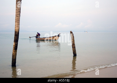 Long-Tail oder Longtailed Boot im Morgengrauen auf ruhiger See Fischer Strand Krabi Stadt Provinz Thailand Stockfoto