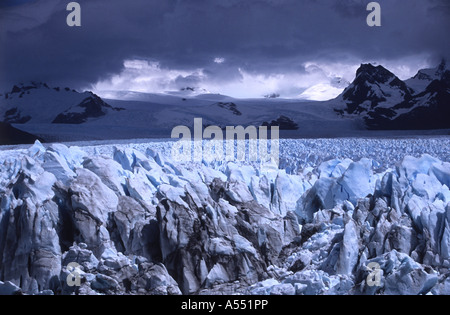 Stürmischer Himmel über Perito-Moreno-Gletscher in der Nähe von El Calafate, Nationalpark Los Glaciares, Patagonien, Argentinien Stockfoto