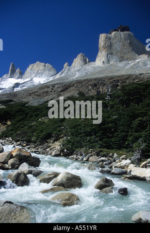 Rio-Frances und Cuernos del Paine, Torres del Paine Nationalpark, Patagonien, Chile Stockfoto