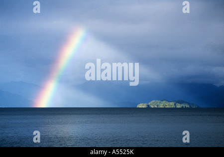 Regenbogen über dem See Todos Santos und Isla de las Cabras, Vicente Perez Rosales Nationalpark, Chile Stockfoto