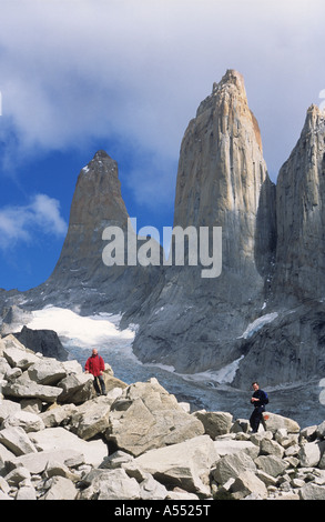 Trekker auf Felsmoräne unter den berühmten Granitgipfeln Torres del Paine, Torres del Paine Nationalpark, Patagonien, Chile Stockfoto