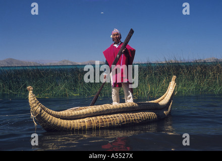 Paulino Esteban (ein bekannter Schilfbootbauer) steht auf einem Schilfboot in traditioneller Kleidung, am Titicacasee, Bolivien Stockfoto