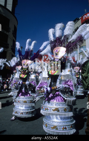 Rey moreno morenada Tänzer mit Gesichtsmasken und weißen Federkopfschmuck tanzen beim Gran Poder Festival in La Paz, Bolivien Stockfoto