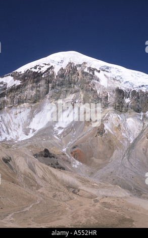 Sajama Vulkan zeigt Schutthalden unter West-Nordwand, Nationalpark Sajama, Bolivien Stockfoto