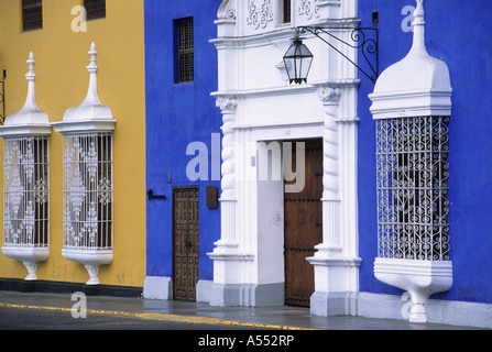 Koloniale Türen und Fenstergitter auf Villen, Plaza de Armas, Trujillo, Peru Stockfoto