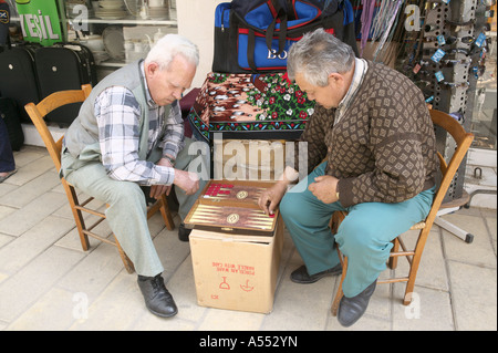 Zwei Männer spielen Backgammon auf dem Bürgersteig in Lefkosa Nikosia, Nord-Zypern Stockfoto