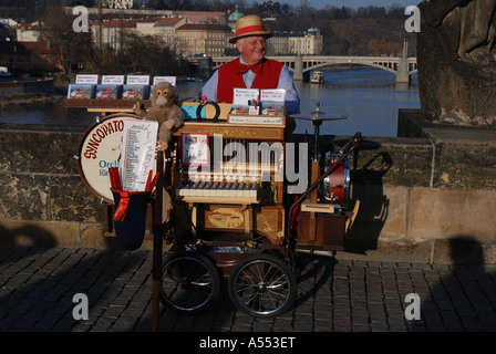 Mechanischen Drehorgel-Spieler auf der Karlsbrücke, Prag Tschechische Republik Stockfoto