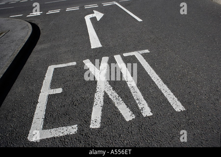 Ausfahrt auf Asphalt gemalt Stockfoto