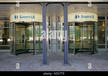 München, GER, 01. Juni 2005 - Eingangstür der Bayerischen Landesbank (Bayern LB) im Brienner Str. in München Stockfoto
