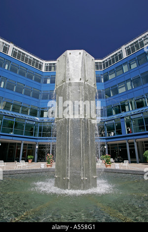 München, GER, 01. Juni 2005 - Brunnen im Innenhof der Bayerischen Landesbank (Bayern LB) im Brienner Str. in München Stockfoto