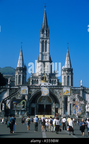 Basilique Superieure & Basilique du Rosaire & Krypta (siehe unten), Lourdes, Haut Pyrenäen, Frankreich Stockfoto