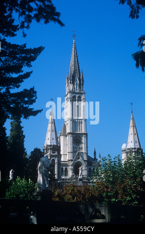 Basilique Superieure & Basilique du Rosaire & Krypta (siehe unten), Lourdes, Haut Pyrenäen, Frankreich Stockfoto