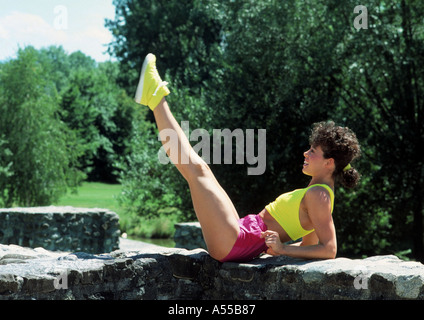 junge Frau, die gymnastischen Übungen im freien Stockfoto