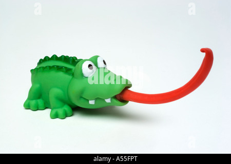 Billiges chinesische Spielzeug aus Plastik auf weißem Hintergrund für Ausschnitt ausschneiden grün Kautschuk Krokodil oder Alligator mit ausziehbarer rote Zunge Stockfoto