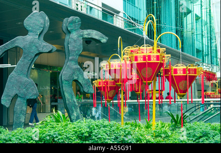 Skulptur Kunst und Chinese New Year Dekor auf der Orchard Road in Singapur Stockfoto