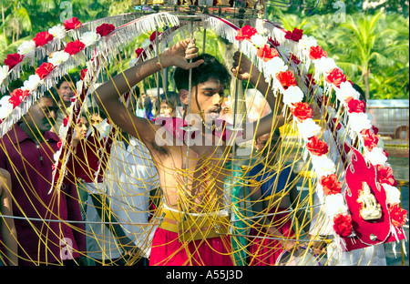 Thaipusam Festival 2005 in Singapur mit hinduistischen Gläubigen in ethnischen Kleid Piercings und Prozessionen Stockfoto