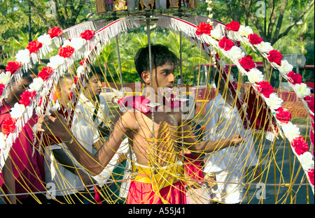 Thaipusam Festival 2005 in Singapur mit hinduistischen Gläubigen in ethnischen Kleid Piercings und Prozessionen Stockfoto