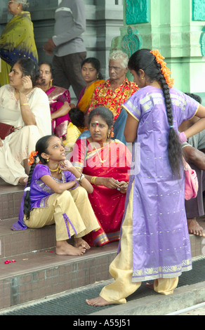 Thaipusam Festival 2005 in Singapur mit hinduistischen Gläubigen in ethnischen Kleid Piercings und Prozessionen Stockfoto