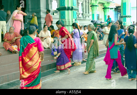Thaipusam Festival 2005 in Singapur mit hinduistischen Gläubigen in ethnischen Kleid Piercings und Prozessionen Stockfoto