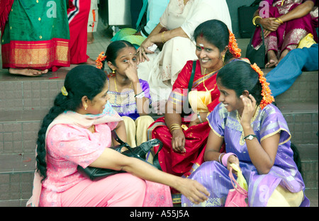 Thaipusam Festival 2005 in Singapur mit hinduistischen Gläubigen in ethnischen Kleid Piercings und Prozessionen Stockfoto