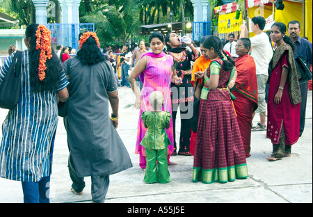 Thaipusam Festival 2005 in Singapur mit hinduistischen Gläubigen in ethnischen Kleid Piercings und Prozessionen Stockfoto