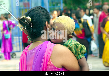 Thaipusam Festival 2005 in Singapur mit hinduistischen Gläubigen in ethnischen Kleid Piercings und Prozessionen Stockfoto