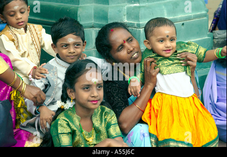 Thaipusam Festival 2005 in Singapur mit hinduistischen Gläubigen in ethnischen Kleid Piercings und Prozessionen Stockfoto